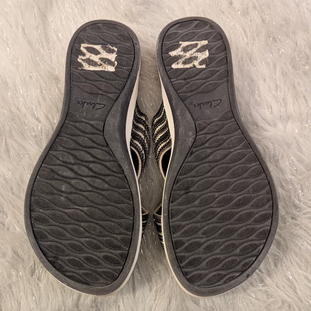 Cloudsteppers by Clarks Black and White Striped Sandals Arla Wave Size 9 - Picture 6 of 6